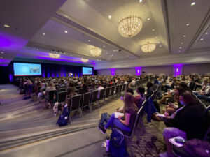 Sala de conferências VETgirl U 2021 cheia de pessoas