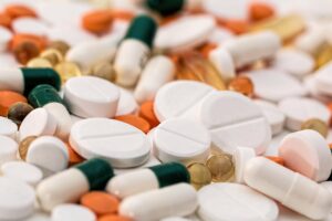 Vários medicamentos em forma de comprimidos e cápsulas