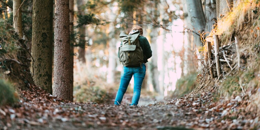 Woman_backpack_woods