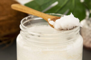 Cierre la botella de mantequilla de coco, para el cuidado de la belleza o la comida vegana saludable