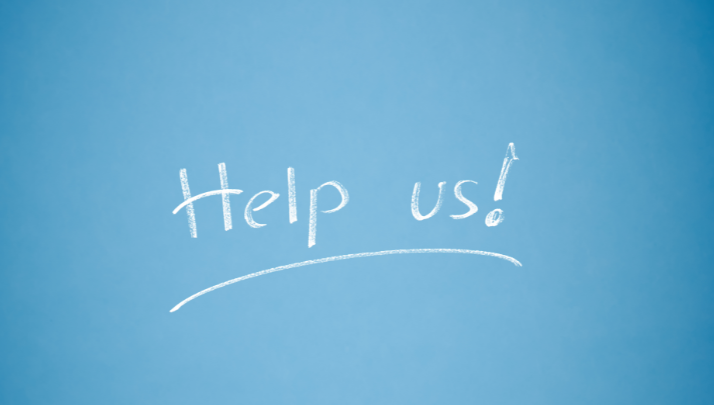 Une image d'un tableau bleu avec "Aidez-nous" écrit dessus.
